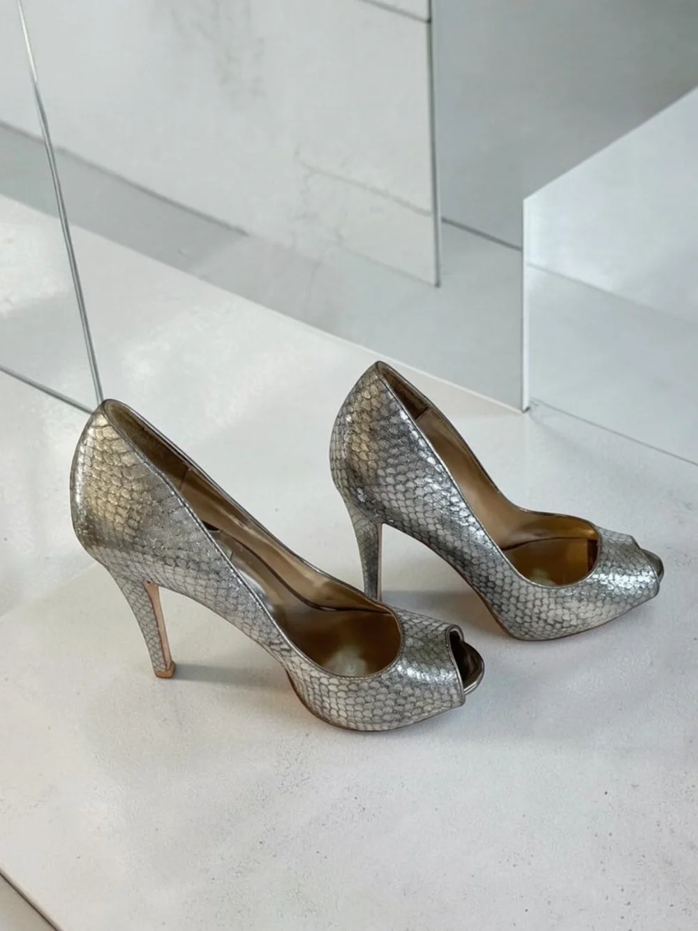 BADGLEY MISCHKA Silver Python Evening Black Tie Heels Shoes Size 8